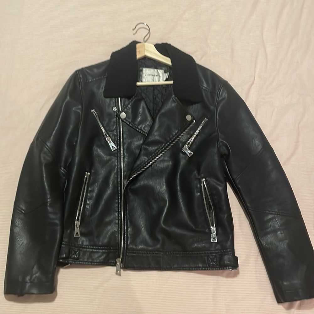 Black faux leather moto jacket with sherpa collar (Medium)